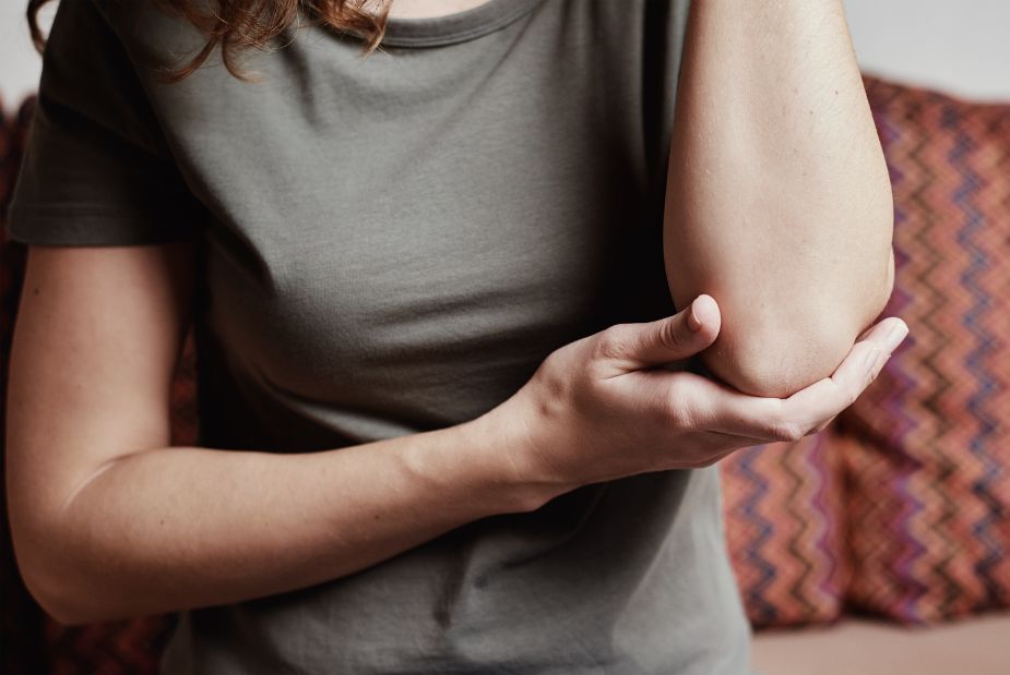 Douleur au coude : comprendre, soulager et prévenir efficacement