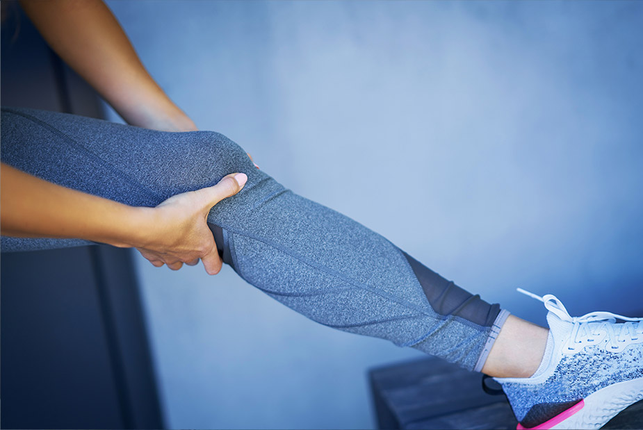 Quelle est la cause d'une douleur derrière le genou quand je tends la jambe ?