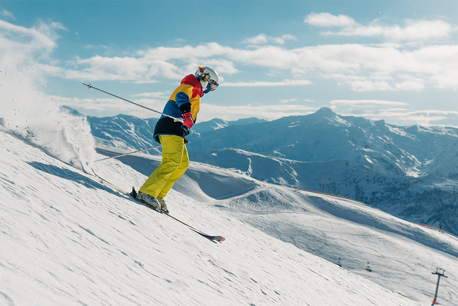 Douleur au genou au ski : causes, prévention et genouillère adaptée pour skier sans souffrir