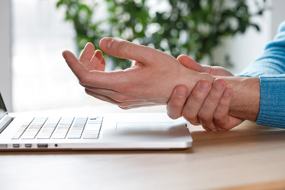 Poignet douloureux mais non gonflé : que faire ?